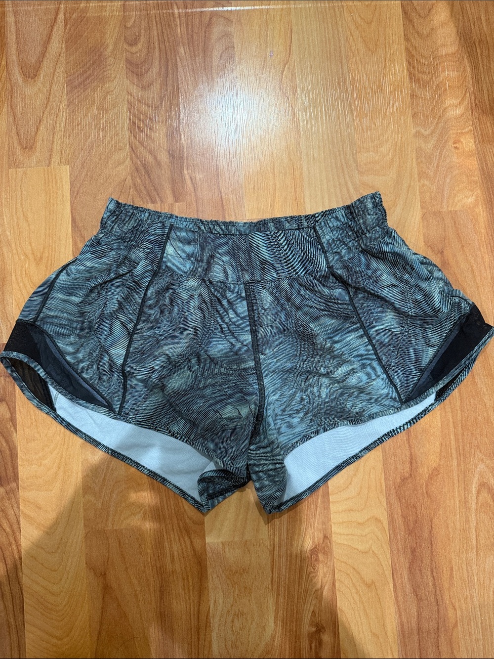 Lululemon Hotty Hot Low Rise 2.5 Shorts
